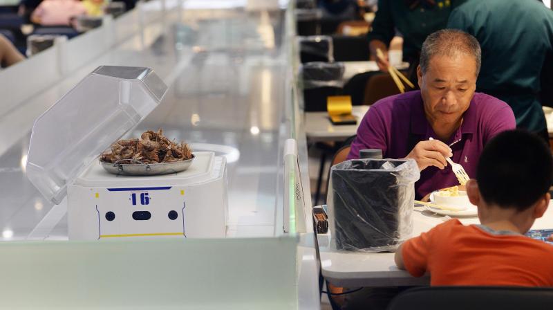 Chip labour: Robots are replacing waiters in China 1 Chip labour: Robots are replacing waiters in China