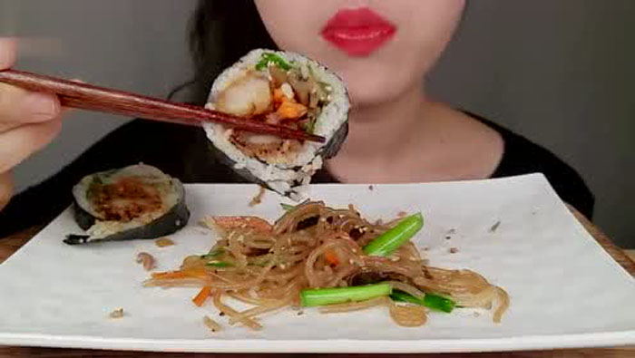 Clash of Cuisines: Sushi vs Gimbap